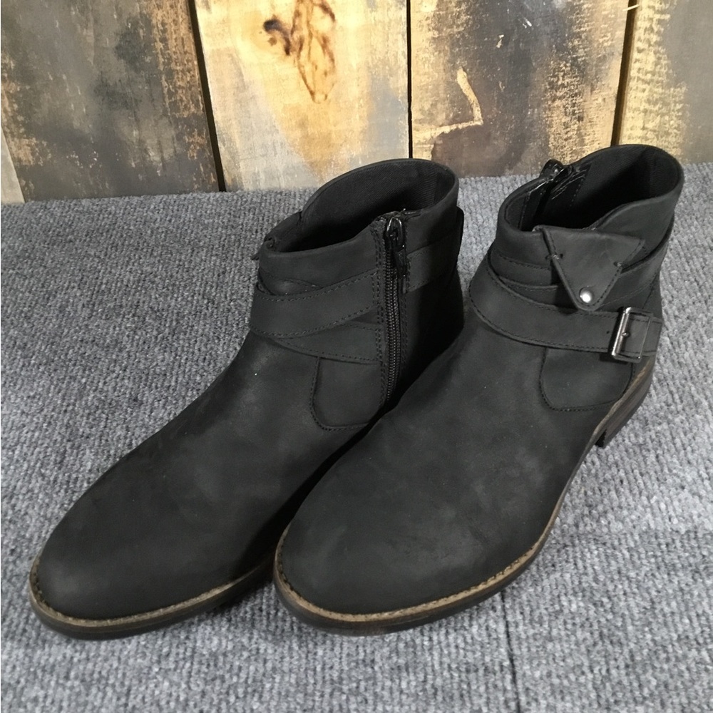Clarks leather ankle booties women’s size 6